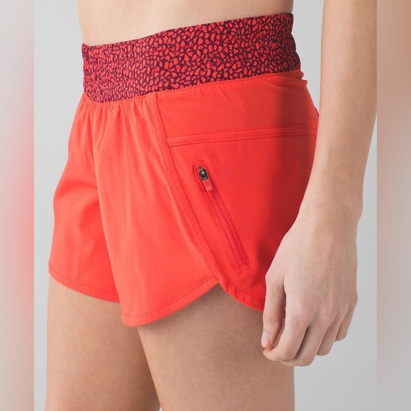 🆕❤️ Lululemon Tracker Short III - Alarming Miss Mosaic Red Grape - Picture 2 of 11